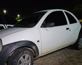 Suspeito havia roubado o carro da vítima, que foi localizado em uma rua próxima — Foto: Reprodução/Inter TV Cabugi