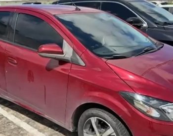 Carro seguia na Avenida João Machado, em João Pessoa — Foto: Reprodução/TV Cabo Branco