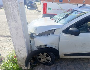 Carro batido em poste após atropelar idoso na Zona Norte de Natal — Foto: Cedida