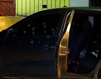 Carro ficou crivado de balas — Foto: Inter TV Cabugi