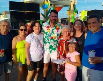 Vereador Cássio e Zequinha e família ao lado do ex-prefeito Pe. Jocimar Dantas. Foto —©Divulgação.