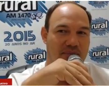 Vereador Iron Júnior na Rádio rural AM de Parelhas. Foto - Reprodução Facebook.