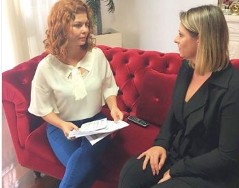 Bárbara Borges mostrando papéis do golpe sofrido. -
 Montagem da Foto Júlice Gomes/Blog Seridó no AR.