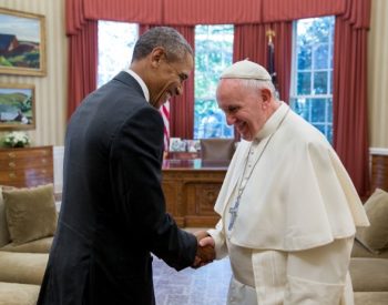 Barack Obama e o Papa Francisco. Foto — © Reprodução.