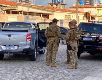 Operação é deflagrada por equipe tática da Polícia Federal em João Pessoa — Foto: Antônio Vieira/TV Cabo Branco