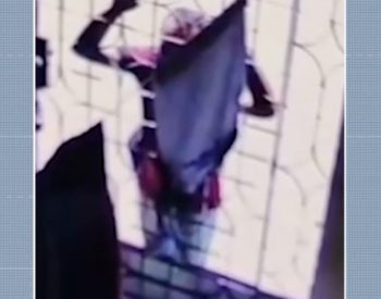 Câmera de segurança registrou momento em que homem chegou no portão da idosa que foi abusada em Cabedelo — Foto: Reprodução/TV Cabo Branco