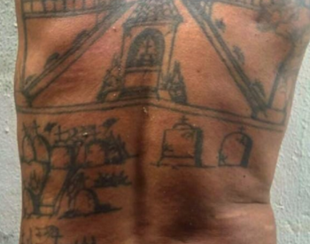 Marcelo Reis tatuou nas costas um cemitério com túmulos representando as vítimas assassinadas (Foto: Reprodução/Polícia Civil)