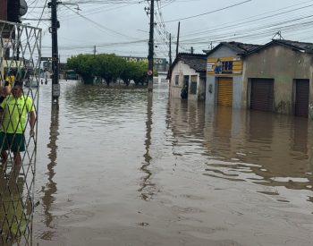 Santa Rita, na Grande João Pessoa, ficou alagada após chuvas — Foto: Karine Tenório/TV Cabo Branco