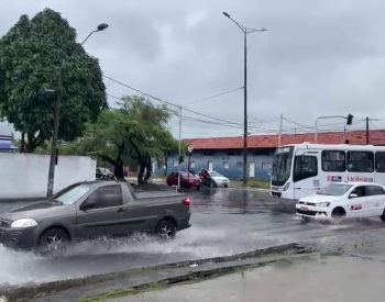Trecho no início do Acesso Oeste, no Varadouro, apresentou ponto de alagamento por causa das chuvas no início da manhã desta quarta-feira (22), em João Pessoa — Foto: Zuíla David/TV Cabo Branco