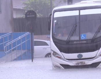 Transtornos provocados pelas chuvas em João Pessoa — Foto: Reprodução/TV Cabo Branco