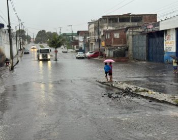 Via alagada nesta sexta-feira (24) em Natal — Foto: Sérgio Henrique Santos/Inter TV Cabugi