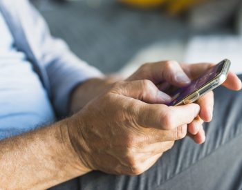 Imagem ilustrativa de um homem mexendo no celular — Foto: Freepik
