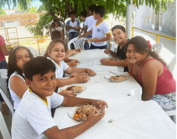 As escolas municipais Zélia Costa e Maria de Lourdes oferece  três refeições ao longo do dia: lanche pela manhã, almoço completo e lanche à tarde. Foto — ©SEC. Educação / PMJS.
