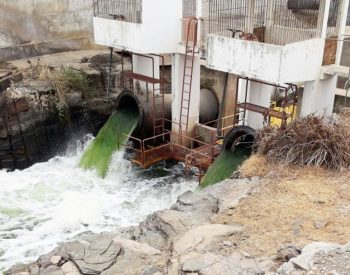 Água esverdeada chama atenção nas comportas da barragem Armando Ribeiro, em Itajá (Foto: Renato Medeiros)