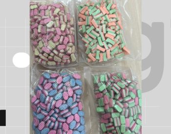 Mulher é presa após receber encomenda com mil compridos ecstasy, em Campina Grande — Foto: Polícia Federal