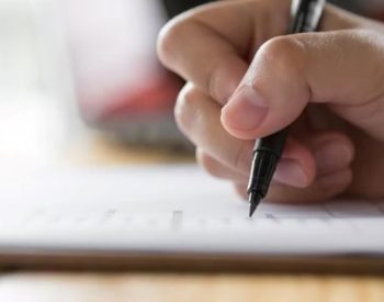 Concurso da prefeitura de Condado abre 26 vagas com salários que passam de R$ 3 mil — Foto: Reprodução/Freepik