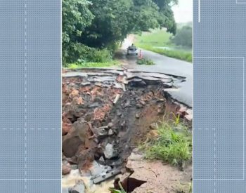 Cratera se abre após fortes chuvas e rodovia PB-032 é interditada parcialmente, na Paraíba — Foto: TV Cabo Branco