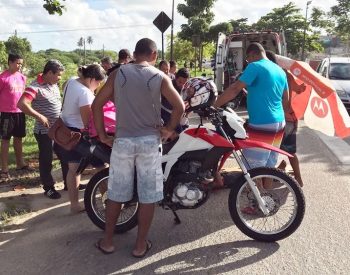 Criança atropelada na faixa de pedreste foi socorrida pelo Samu (Foto: Walter Paparazzo/G1)