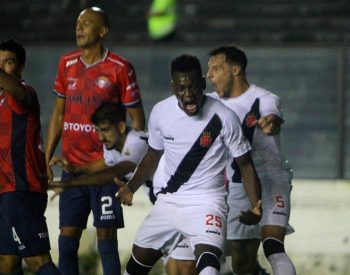 O Vasco fez o dever de casa e venceu por 2 a 0 em São Januário (Foto: Paulo Fernandes/CRVG)