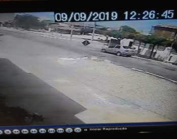 Imagem do momento do assalto. ( Foto: Polícia Militar )