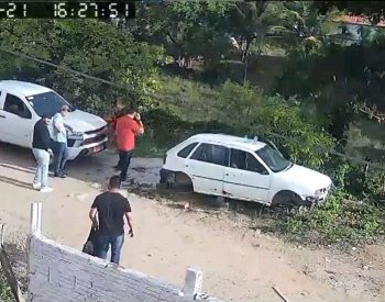 Policiais e delegado foram até uma casa no Conde, alegando que tinham recebido uma denúncia anônima sobre tráfico de drogas. — Foto: Reprodução/TV Cabo Branco