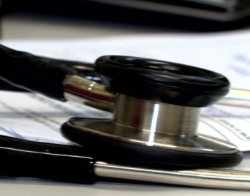 Estetoscópio utilizado por médico — Foto: Reprodução/RBS TV