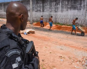 Agente penitenciário observa trabalho de presos