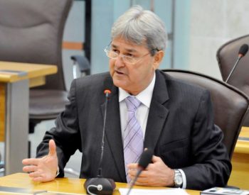 Deputado Tomba Farias no plenário. ( Foto: Assessoria )