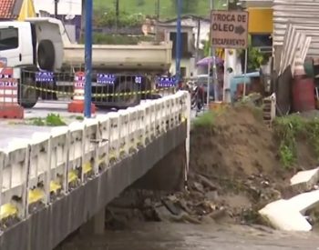 Parte da ponte de Ingá cedeu e foi interditada — Foto: Reprodução/TV Paraíba