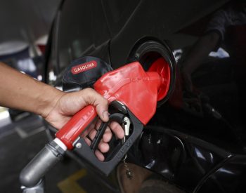 Carros que não são flex podem sofrer com aumento da mistura de etanol na gasolina — Foto: Marcelo Camargo/Agência Brasil