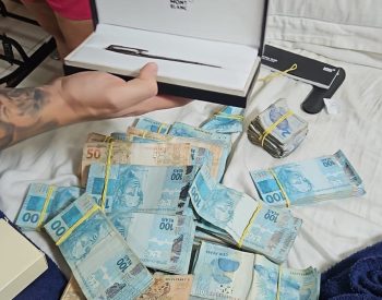 Dinheiro e outros objetos foram apreendidos durante operação da Polícia Federal em Cabedelo — Foto: Divulgação/Polícia Federal