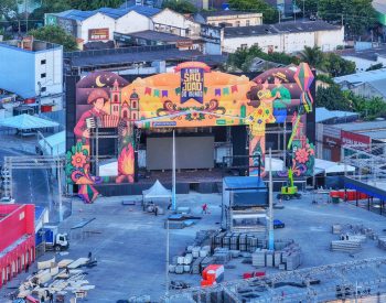 Palco principal do Parque do Povo durante montagem para o São João 2026 de Campina Grande — Foto: Divulgação/Arte Produções