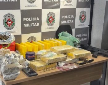 Drogas apreendidas com dupla no bairro de Paratibe, em João Pessoa (PB) — Foto: (Reprodução/TV Cabo Branco)