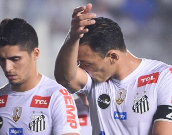 Jogadores Santistas desconsolado com a eliminação - Foto Djalma Vassão/Gazeta Press.