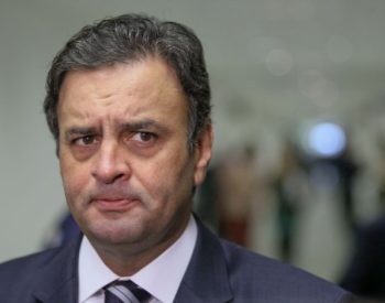 Fachin também exigiu que o parlamentar entregasse o passaporte, já que ele está proibido de sair do país.