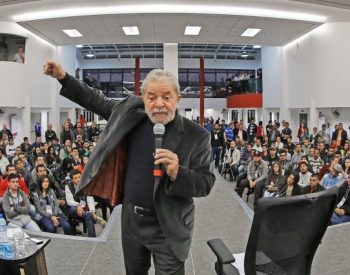 Atualmente, o apresentador tem sido porta-voz de muitos escândalos de corrupção que vêm acontecendo no país