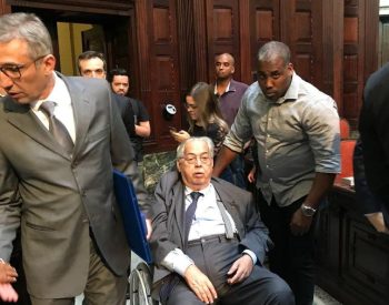 Em cadeira de rodas Eurico Miranda na Assembleia Legislativa do Rio de Janeiro em homenagem ao Vasco. ( Foto: UOL )