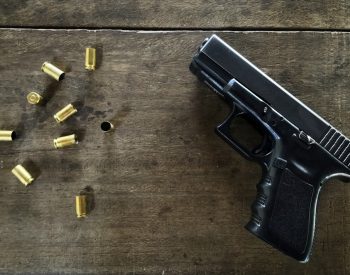 Arma de fogo — Foto: Foto: Reprodução Magnific (https://www.magnific.com/br/fotos-gratis/balas-vazias-e-uma-arma-na-mesa_19141089.htm#fromView=search&page=1&position=3&uuid=d279bdf0-ef13-4ce3-ab6c-981453a9b76c&query=arma+de+fogo)