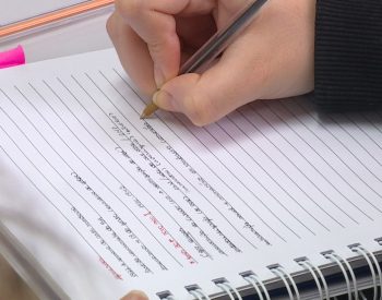 Estudante preenche anotações em caderno — Foto: Reprodução/RBS TV