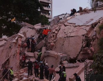 Equipes-de-resgate-atuam-em-areas-atingidas-pelos-tremores-na-Venezuela