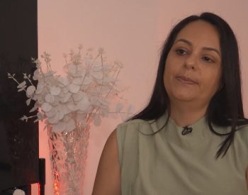 Errta Riany, professora, diz que um dia depois das aplicações, ela acordou com fortes dores nos olhos, sem enxergar, e que no dia do procedimento não apresentou problemas. — Foto: TV Paraíba