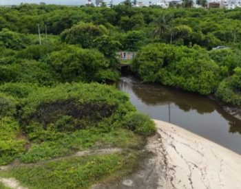 Material é coletado de água escura e com mau cheiro em trecho de praia entre João Pessoa e Cabedelo, na Paraíba — Foto: TV Cabo Branco