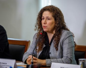 Ministra Esther Dweck confirma adiamento das provas do CNU. Foto — ©Folha Dirigida por Qconcursos.