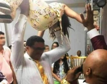 Segundo relatos de fiéis que presenciaram a cena, Juliana estava sentindo dores na coluna (Foto: Blog Am Post)