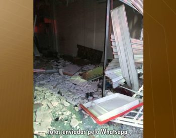 Agência bancária em Baia da Traição ficou completamente destruída (Foto: Reprodução/TV Cabo Branco)