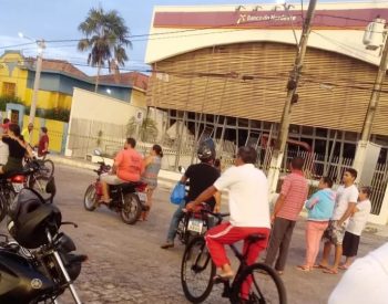 População de Santo Antonio, RN, em frente à agência do Banco do Nordeste atacada pelos criminosos durante a madrugada — Foto: Redes sociais