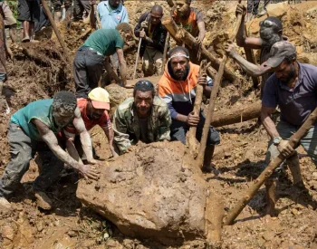 Moradores em esforço de resgate.  Foto —©Handout / UN DEVELOPMENT PROGRAMME / AFP.