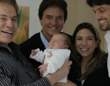 fabio_faria_e_patricia_abravanel_com_o_filho_pedro_silvio_santos_e_robinson_faria
