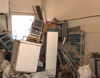 Materiais e equipamentos da fábrica de gelo ficaram destruídos após rompimento de reservatório, em Campina Grande — Foto: TV Cabo Branco/Reprodução