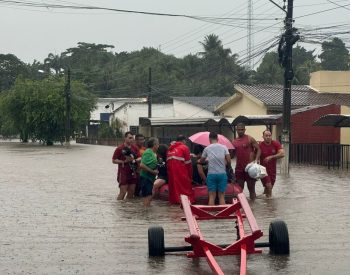 Família resgatada em Santa Rita — Foto: Karine Tenório/TV Cabo Branco